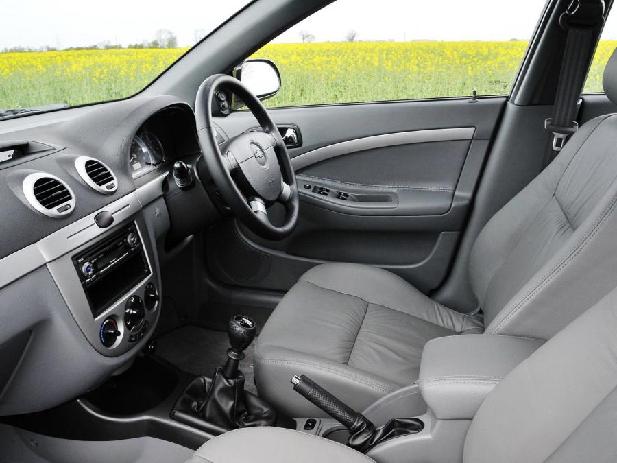 Интерьер Chevrolet Lacetti Station Wagon Sport 2005 года  (UK) (фото 4 из 4)